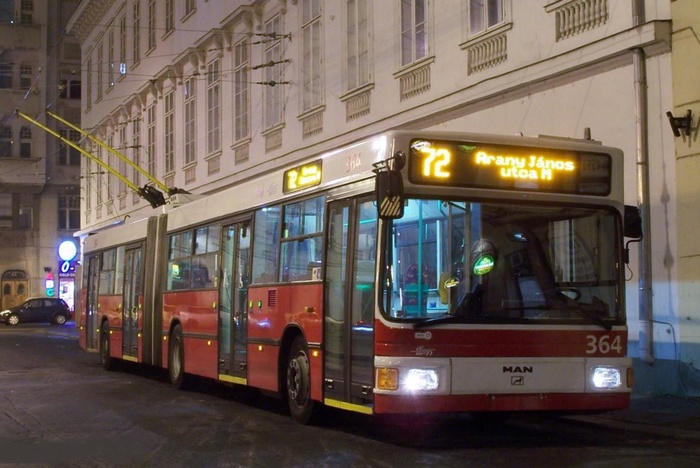 Ehemaliger Eberswalder Gelenkobus Nr. 039 vom österreichischen Typ ÖAF Gräf & Stift NGE 152 M17 in Budapest/H
mit der Wagen-Nr. 364 auf dem Podmaniczky Frigyes tér.